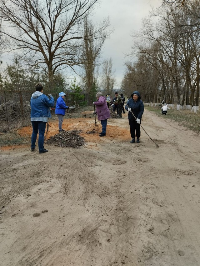 Социальные работники ОСО № 1 приняли участие в уборке территории возле кладбища в ст. Мешковской.