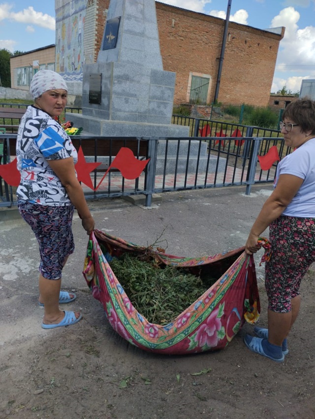 Социальные работники ОСО № 4 произвели уборку памятников в хуторах Коноваловский и Нижнетиховский