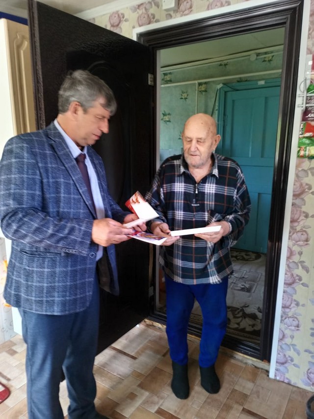 В преддверии празднования 80-й годовщины Победы в Великой Отечественной войне 1941-1945 годов 15-ти получателям социальных услуг МБУ Верхнедонского района ЦСО были вручены подарочные наборы