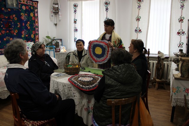 В Мешковском СДК участники клубного формирования "Волшебный коврик" совместно с социальными работниками ОСО № 1 провели мастер-класс "Плетем от души, ой да коврики хороши!"
