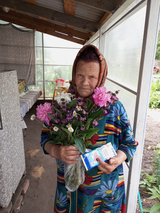 Социальный работник ОСО № 3 Любухина Т.А. поздравила с 79-летием Калесникову Елену Ивановну, проживающую в х. Базковском