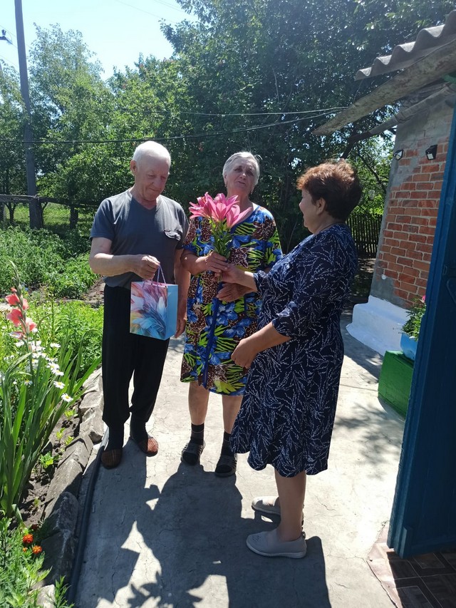  Социальный работник ОСО № 3 Плешакова О.В. поздравила Кравцовых Марию Ивановну и Василия Алексеевича, отмечающих в этом году 60 лет совместной жизни, с Днем Семьи, Любви и Верности
