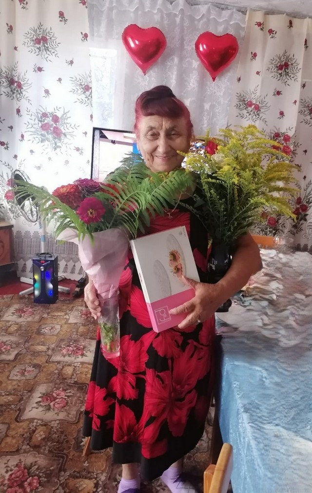 Социальный работник ОСО № 2 Борзых М.В. поздравила с 80-летним юбилеем Асташову Нину Петровну, проживающую в х. Морозовском